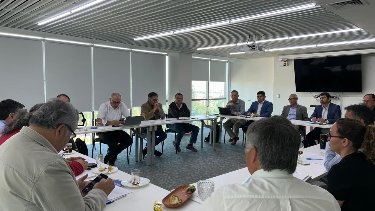 Socios de la CChC, representantes de CGE y autoridades de SERVIU, MOP y MINVU en reunión sobre problemáticas del sector en la sede CChC O’Higgins
