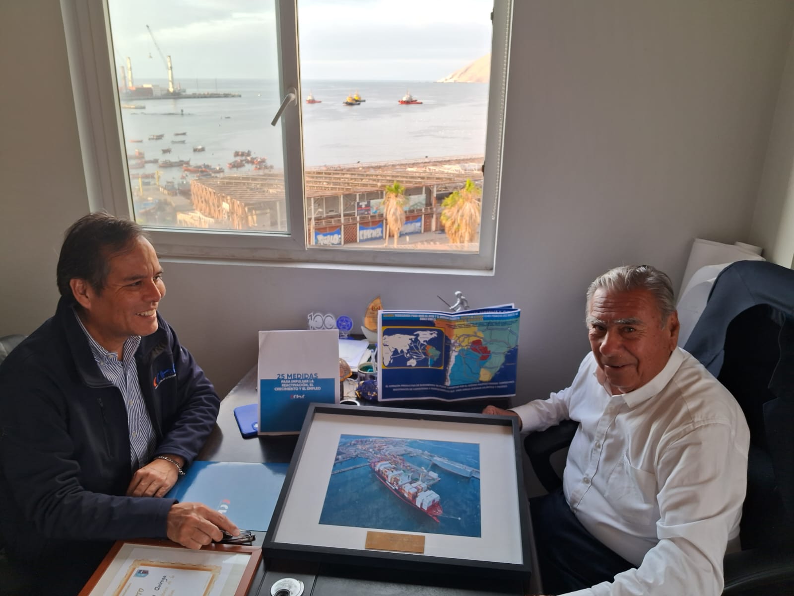 El presidente regional de la CChC, Iván Berríos Camilo, reunido con el senador Jorge Soria Quiroga