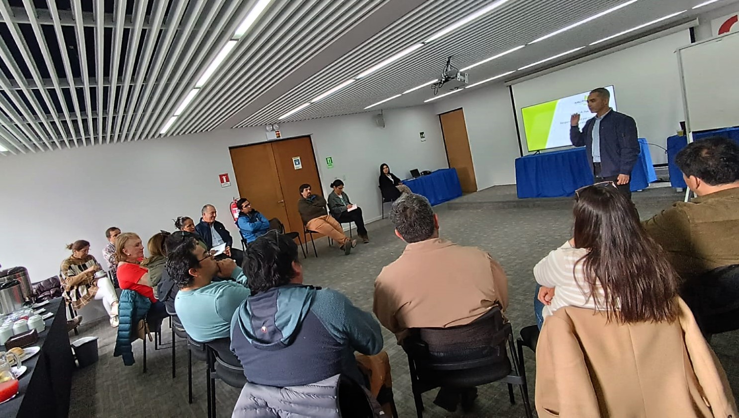 Socios de la CChC Coyhaique, encargados de personas y prevencionistas de riesgos  participando en charla sobre responsabilidad civil y penal en siniestros laborales