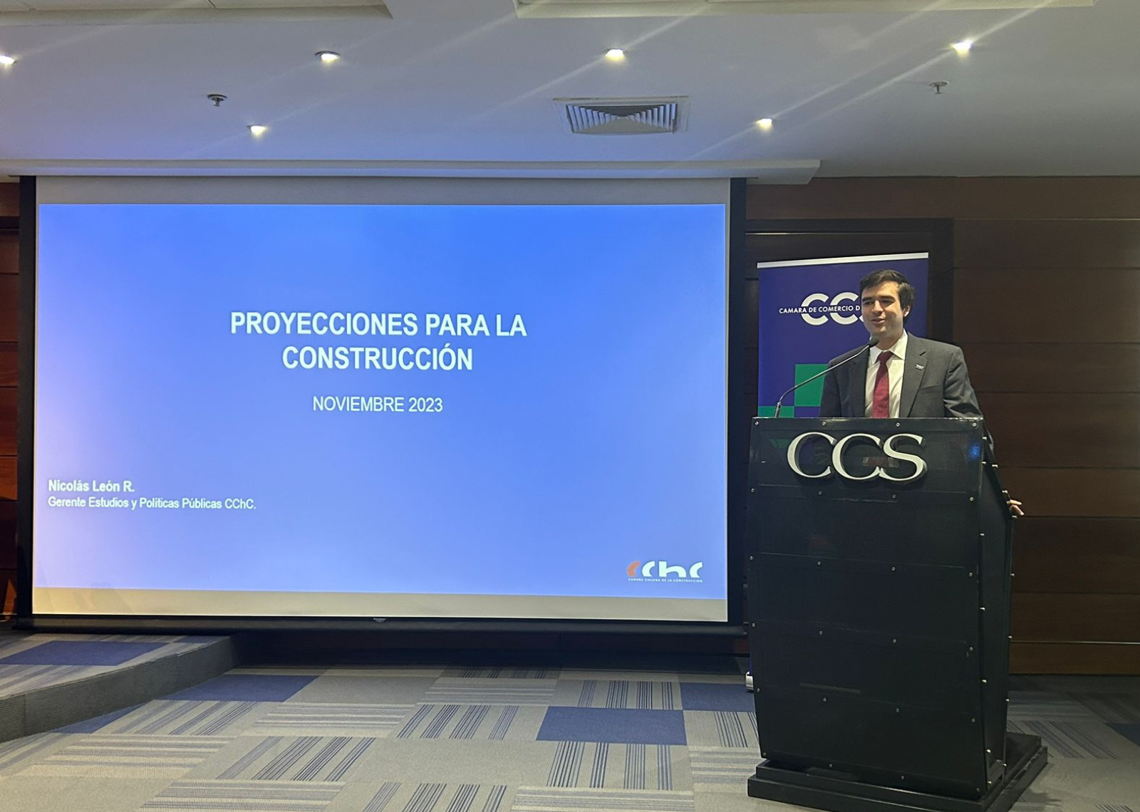 Nicolás León Ross, Gerente de Estudios y Políticas Públicas de la CChC, exponiendo en el seminario “Proyecciones Económicas 2024 de la CCS”