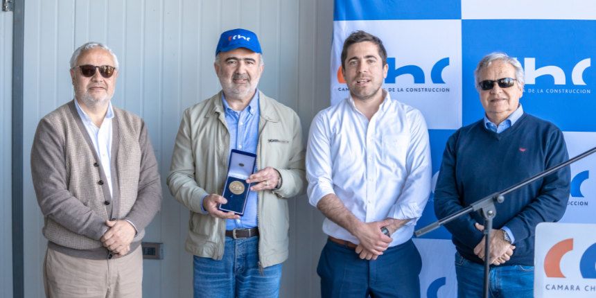 Ricardo Salman, presidente CChC Ñuble, recibe el premio “Ciudadano Destacado de Diputados” de manos del diputado Cristóbal Martínez, acompañado por Alejandro Lama y Carlos González