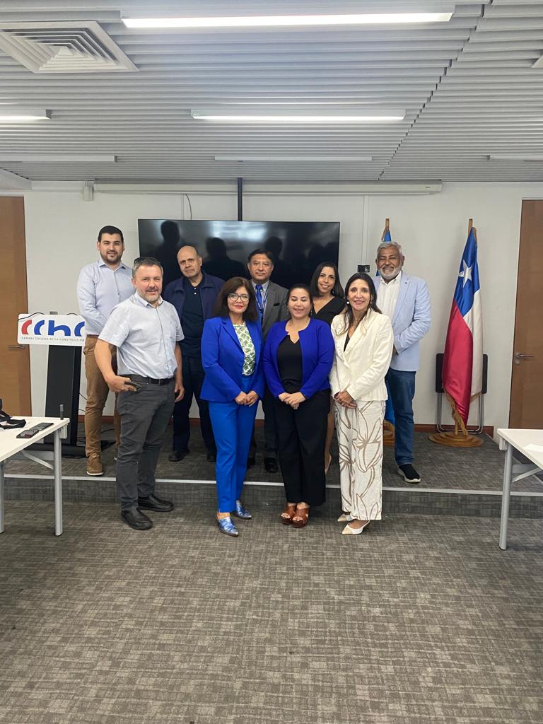 El Comité de Especialidades y Proveedores de la CChC Tarapacá, encabezado por su presidenta Pamela Arancibia Pastén, se reúne con representantes del SII y Aduana