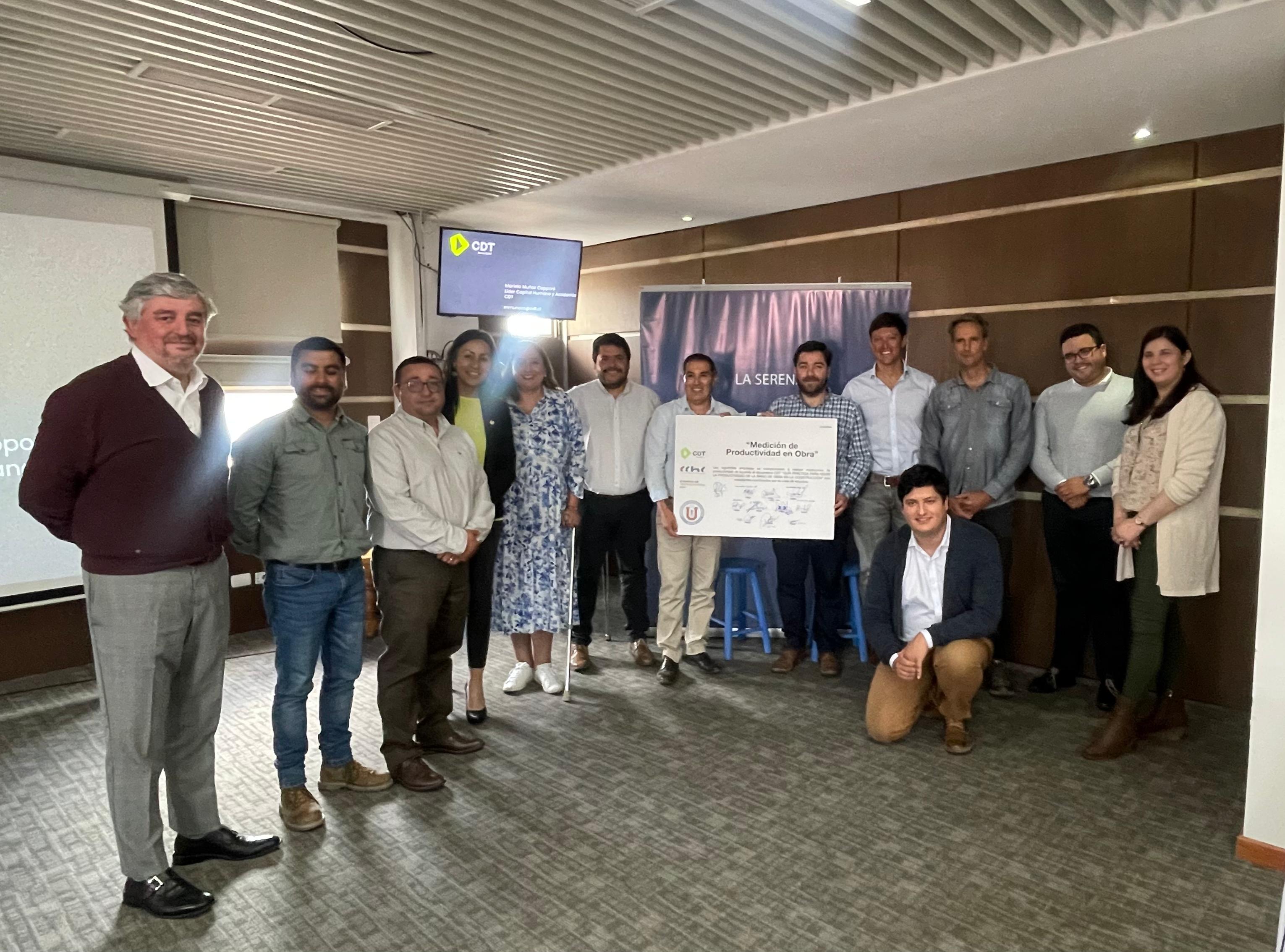 Participantes de empresas socias de la CChC comprometiéndose con la iniciativa 'Medición de Productividad'