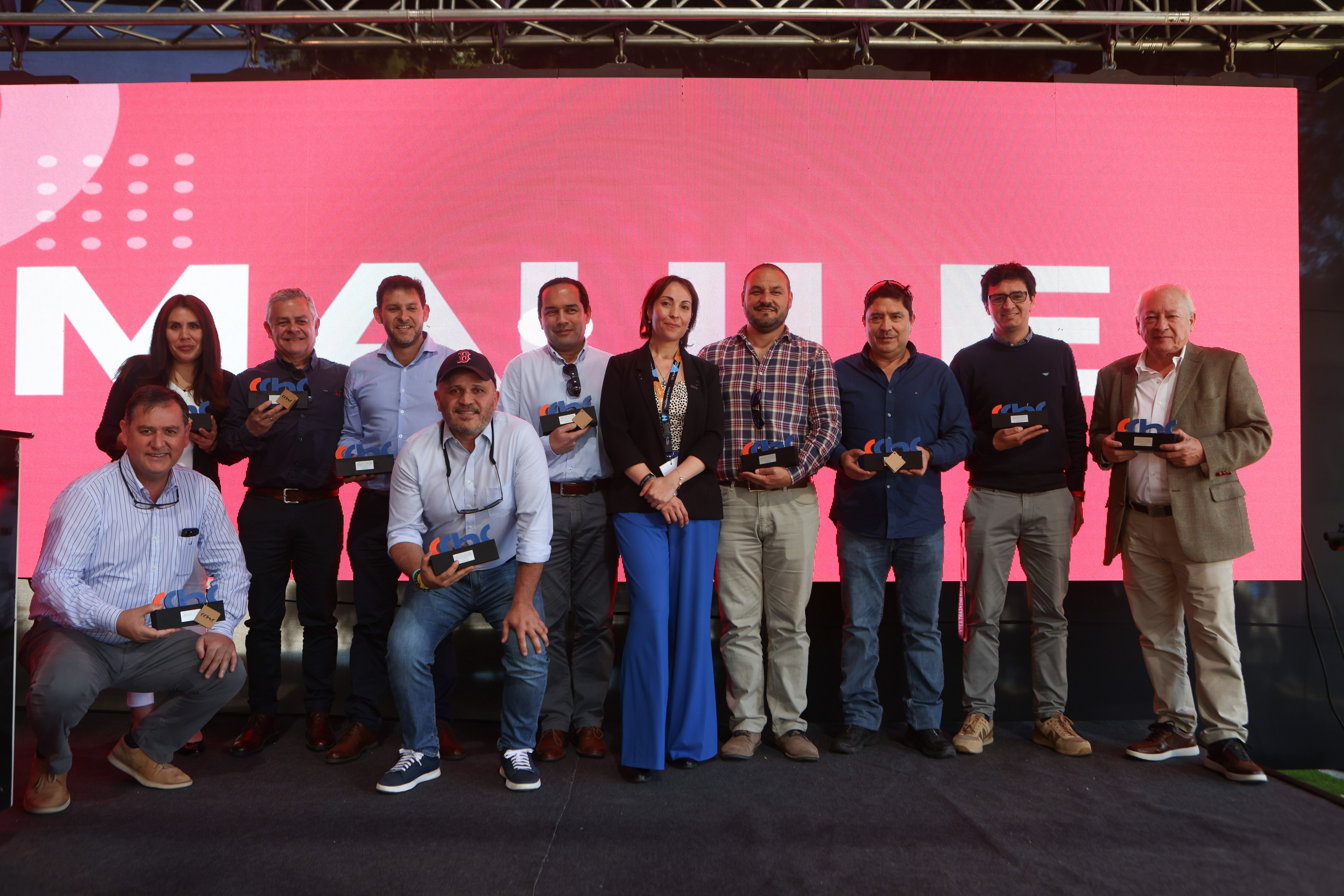 Representantes de empresas socias CChC premiadas, recibiendo su galardón en el escenario