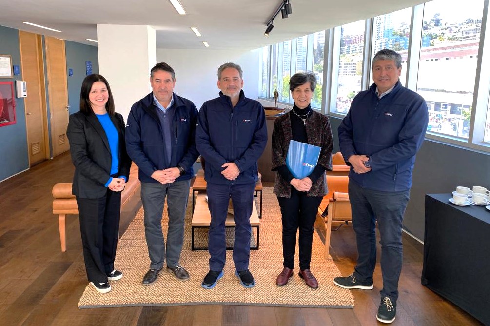 La senadora Isabel Allende se fotografía con la Mesa Directiva de la CChC Valparaíso durante la discusión de las 25 propuestas