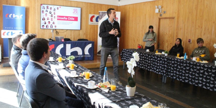 Representante de Enseña Chile expone ante la CChC Magallanes y empresas socias