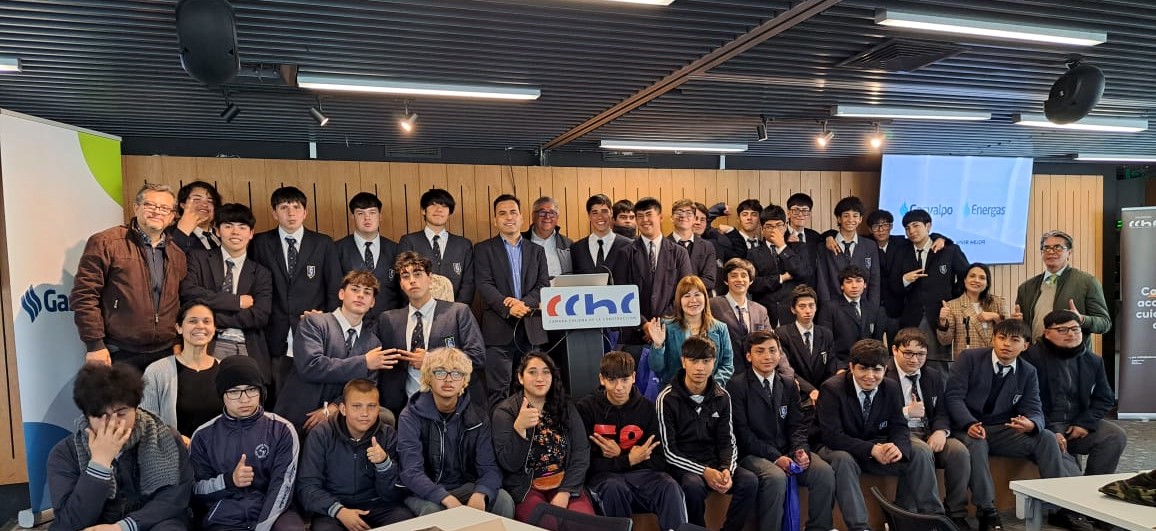 Estudiantes del Colegio Salesiano y Liceo Técnico Profesional Barón de Valparaíso junto a representantes de CChC Valparaíso y GasValpo, en el marco del proyecto “Construyo Mi Futuro” en alianza con ONG Canales