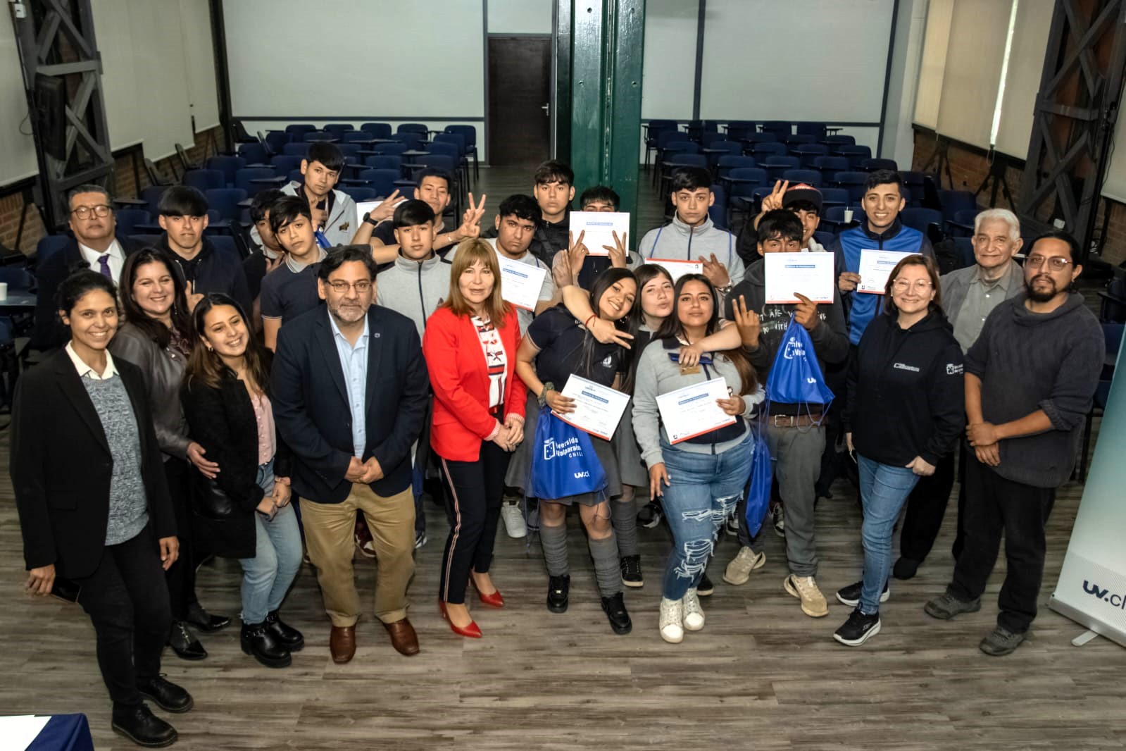 Estudiantes del Liceo Técnico Profesional Benjamín Vicuña Mackenna de Viña del Mar en el cierre del taller AutoCAD