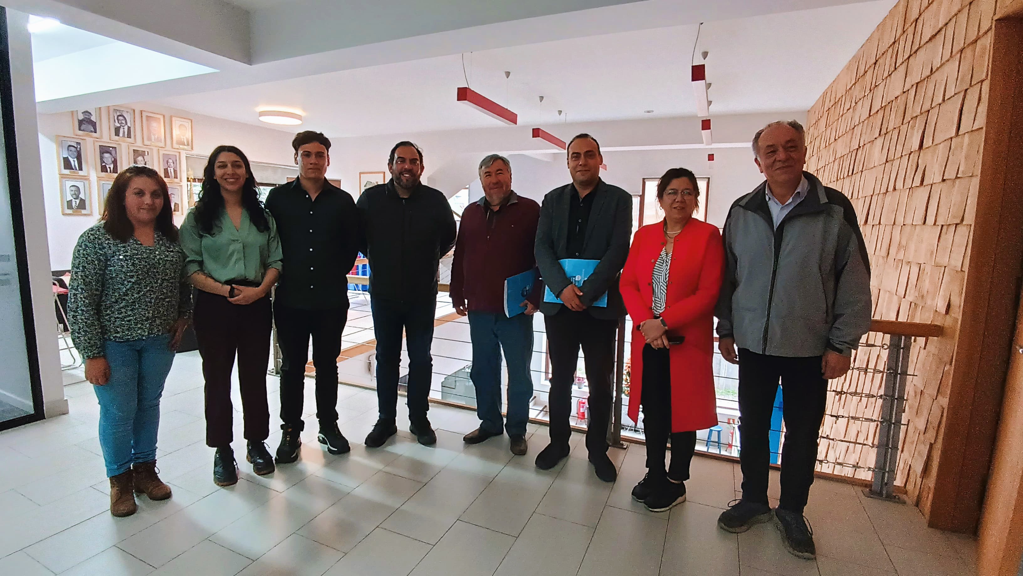 Autoridades del Observatorio Laboral de Aysén y la CChC Coyhaique, junto al presidente del Consejo de Capacitación de la CChC, posan en la presentación de estudio sobre el mercado laboral en la construcción en la Región de Aysén