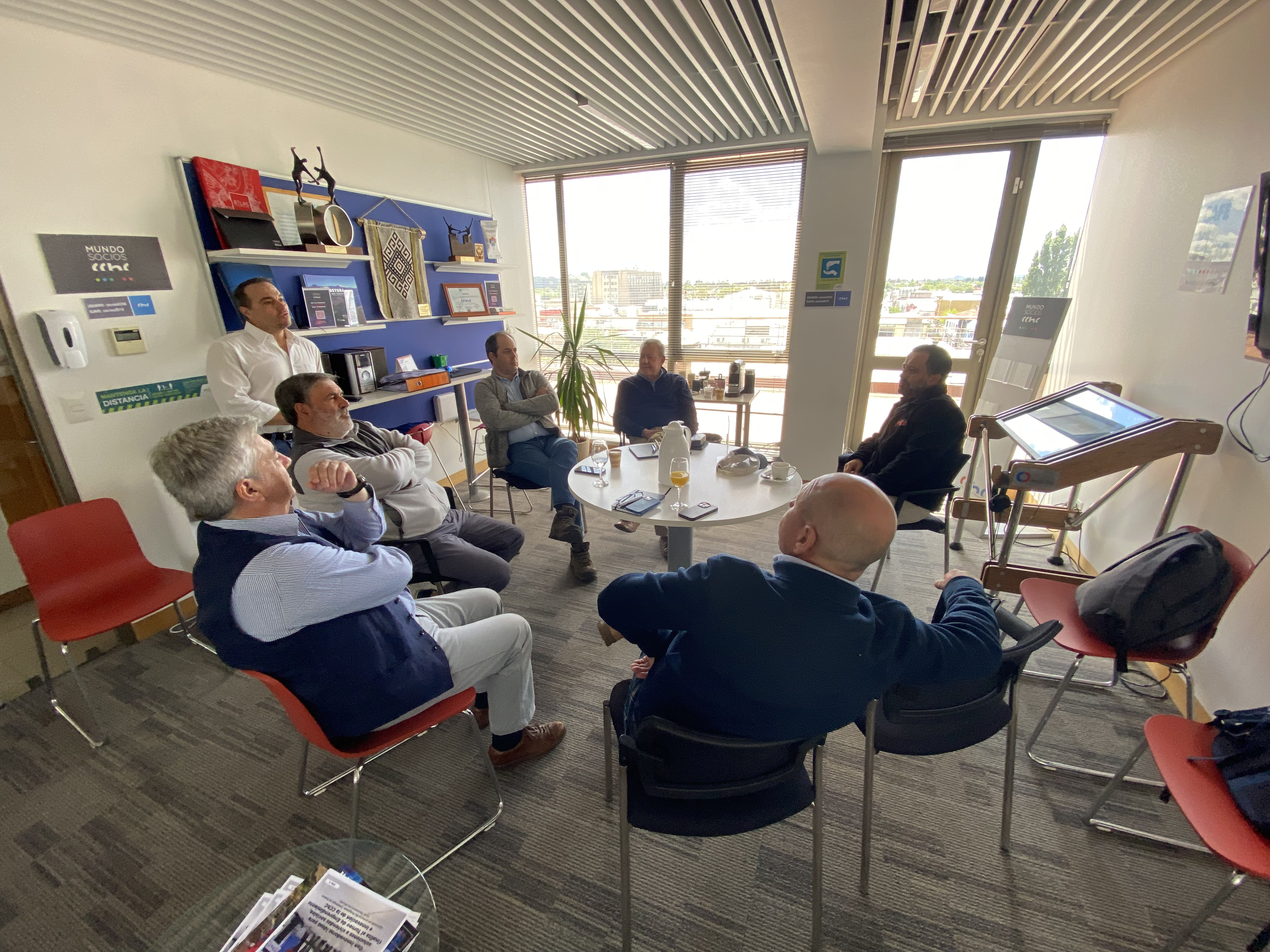 Focus group en las dependencias de la CChC Los Ángeles con miembros del gremio, enfocado en conocer la realidad de la región