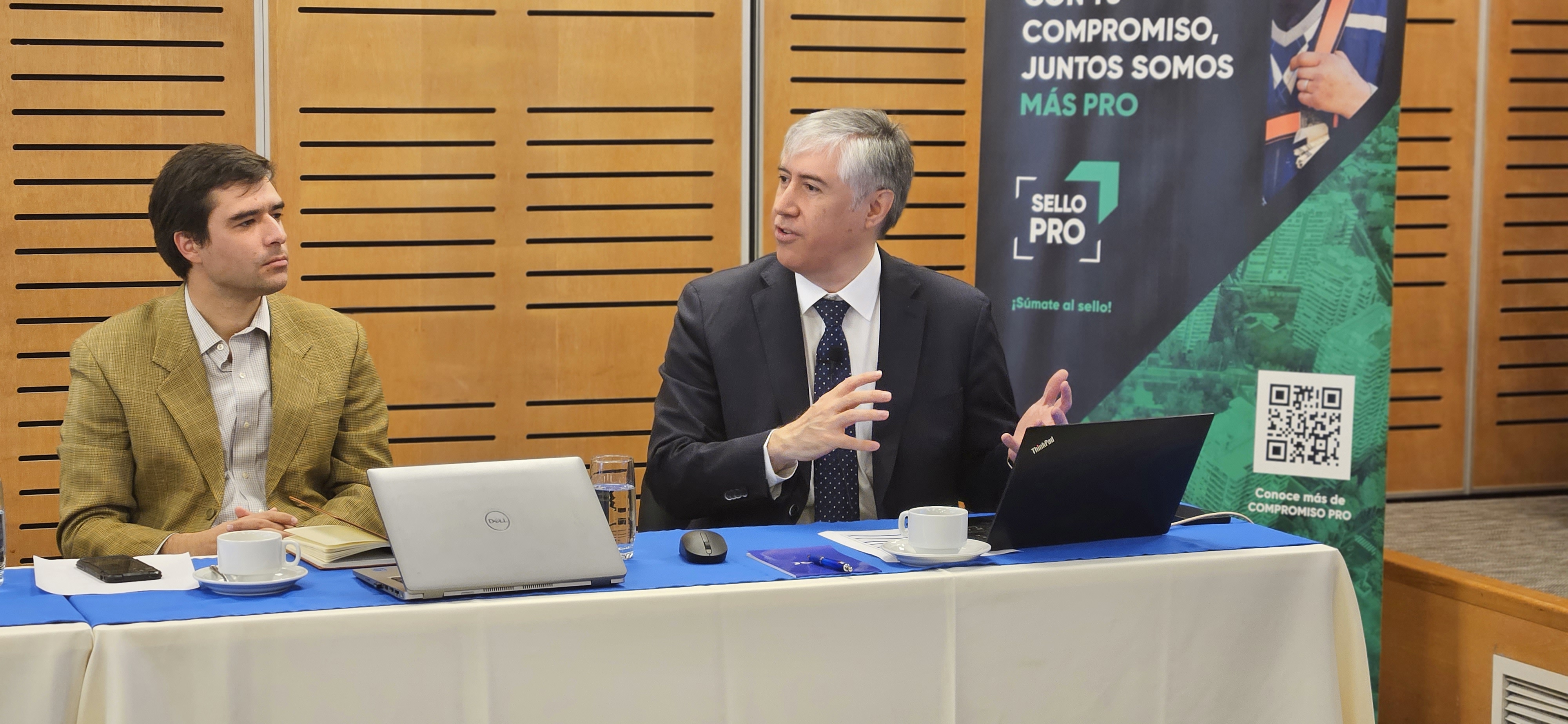 Nicolás León, gerente de Estudios y Políticas Públicas de la CChC, junto a Matías Bernier de la Asociación de Bancos e Instituciones Financieras, durante el conversatorio.