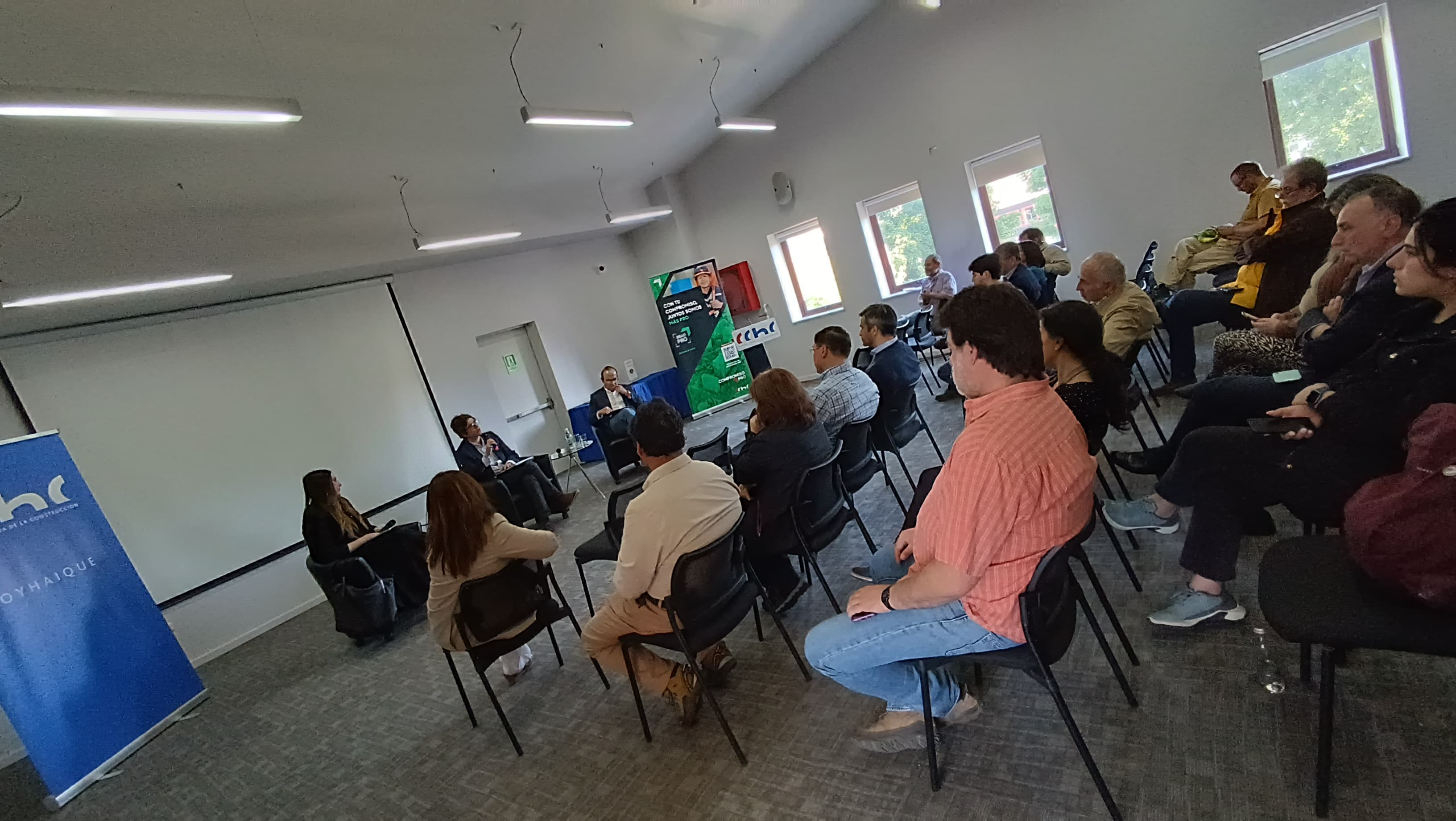 Paz Anastasiadis (DC) y Máximo Pavez (UDI) exponen ante la sede de la CChC Coyhaique