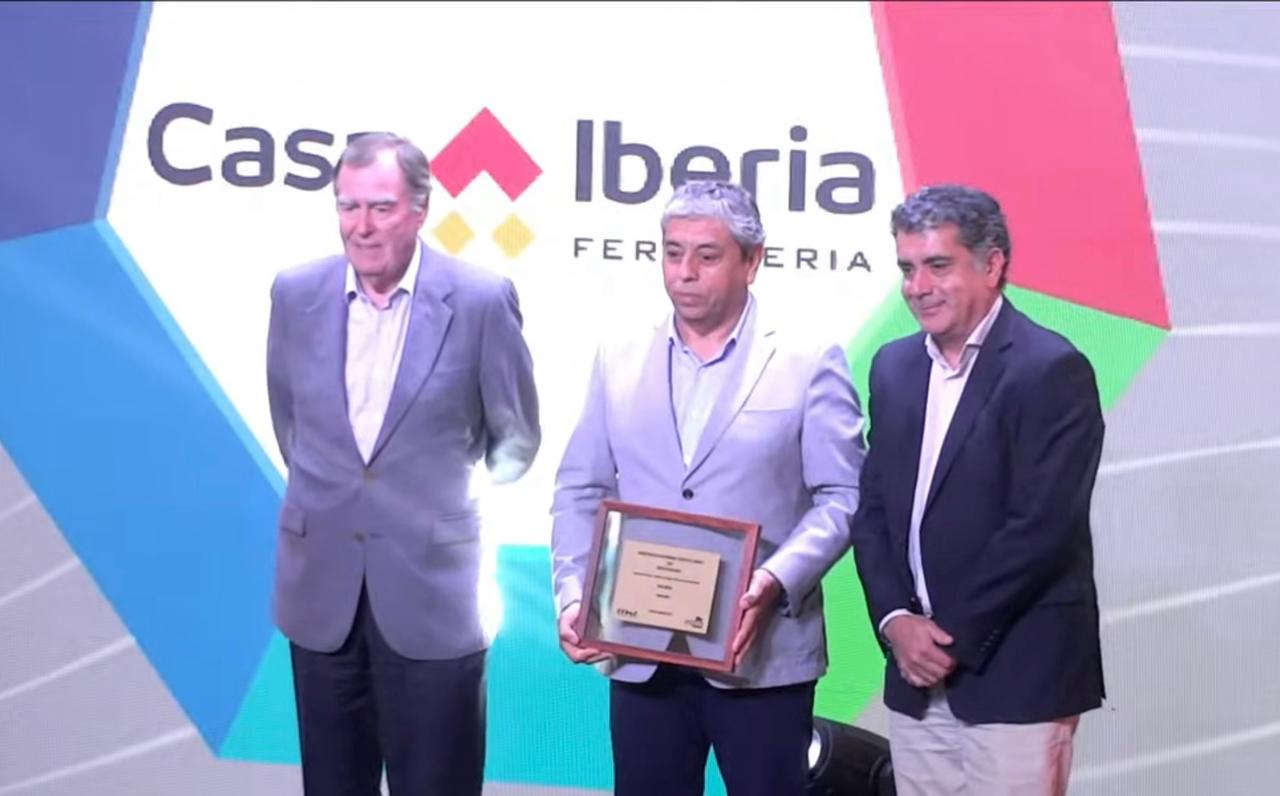 Ferretería Casa Iberia, socia de CChC Arica, recibe reconocimiento nacional en seguridad y salud laboral en el concurso “Compartiendo Buenas Prácticas”, organizado por Mutual de Seguridad y la CChC