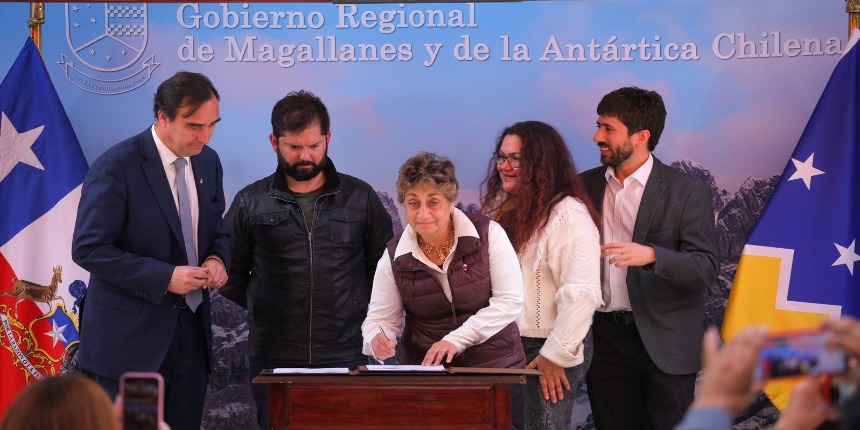 El presidente de la Cámara Chilena de la Construcción (CChC) Magallanes, Omar Vargas, junto al Presidente de la República, Gabriel Boric, y la ministra de Obras Públicas, Jessica López, durante la firma del convenio MOP-GORE en Magallanes