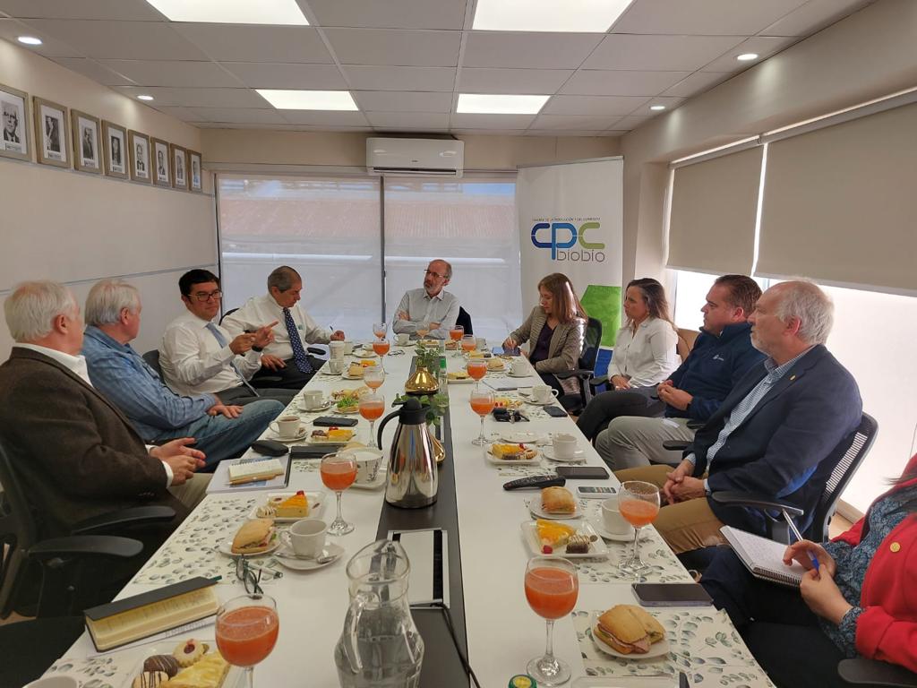 Mario Zerega, presidente de la CChC Los Ángeles, y Consuelo Fernández, gerenta local, junto a gremios productivos del Biobío en la CPC