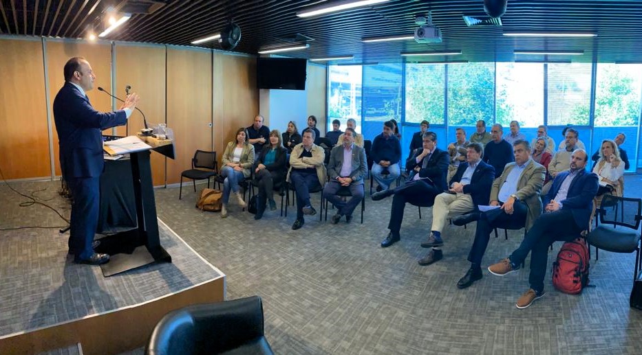 El comisionado experto Máximo Pavez expone ante socios y socias de la CChC Valparaíso durante el conversatorio constitucional