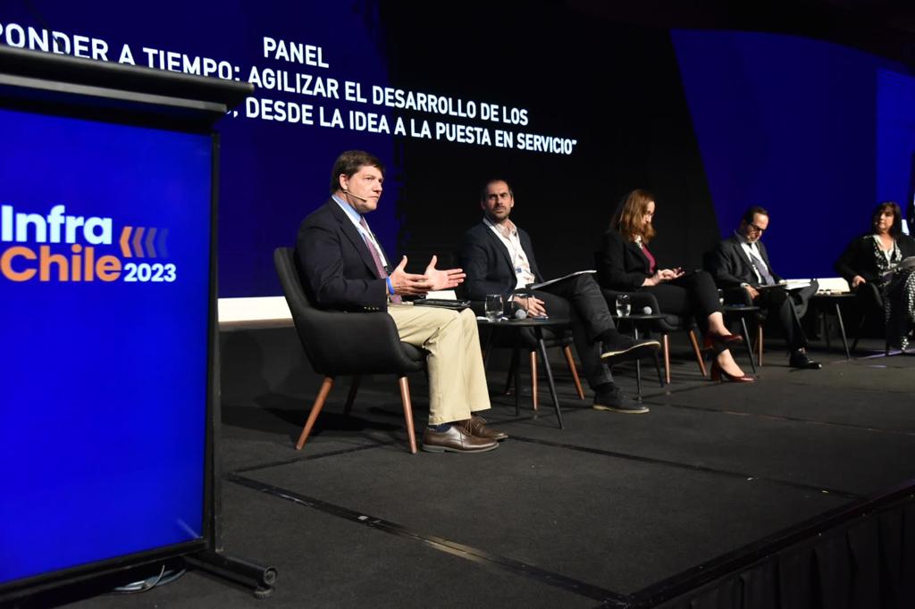 El presidente de la CChC, Juan Armando Vicuña, participando en el Encuentro Asociación Público-Privada: Sistema de Concesiones al 2050
