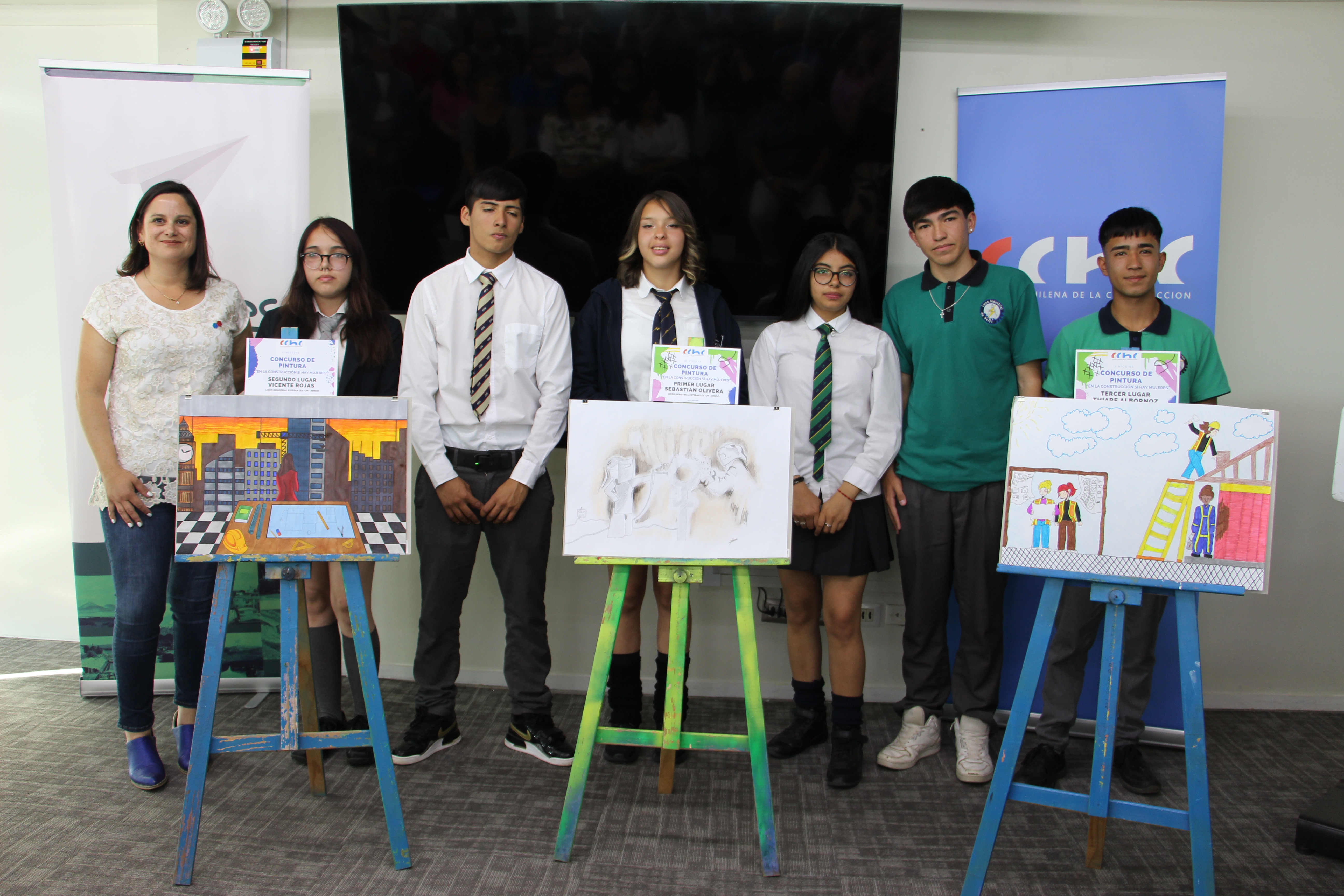 Alumnos ganadores del concurso de pintura “En la construcción sí hay mujeres”