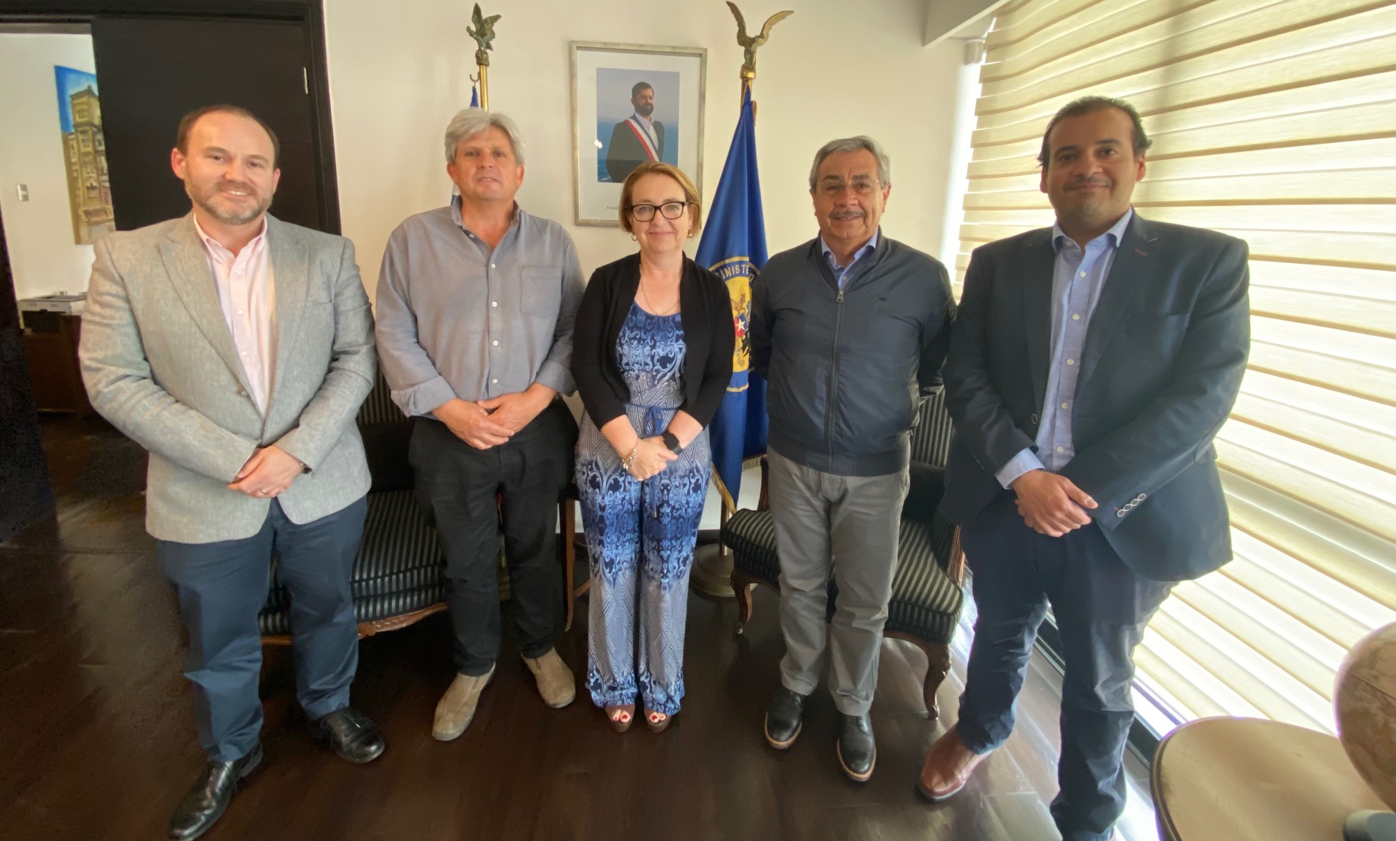 Jorge Maturana, presidente de la Mesa Directiva Regional, junto a la Delegada Presidencial Karen Behrens en reunión sobre reactivación económica y empleo