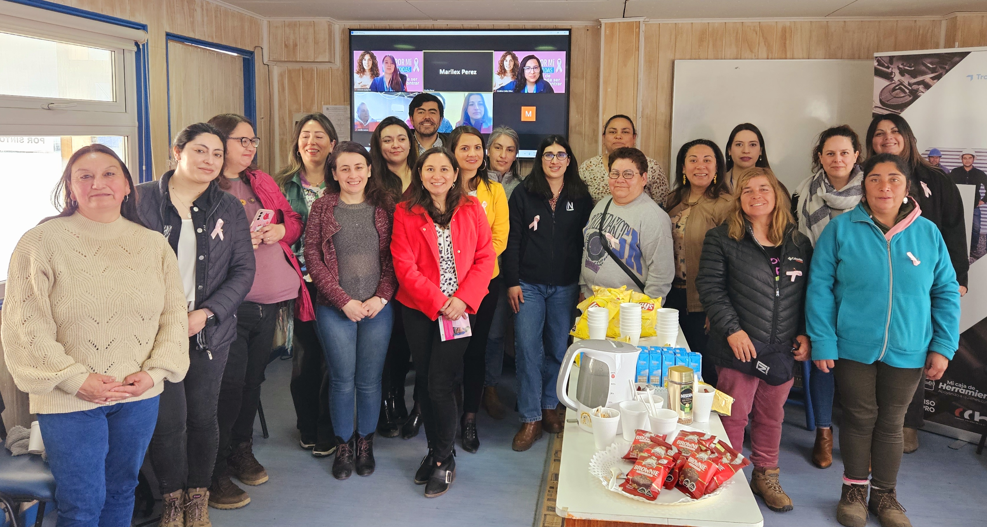 Trabajadoras de la construcción participaron en un conversatorio sobre la prevención del cáncer de mama en Puerto Montt