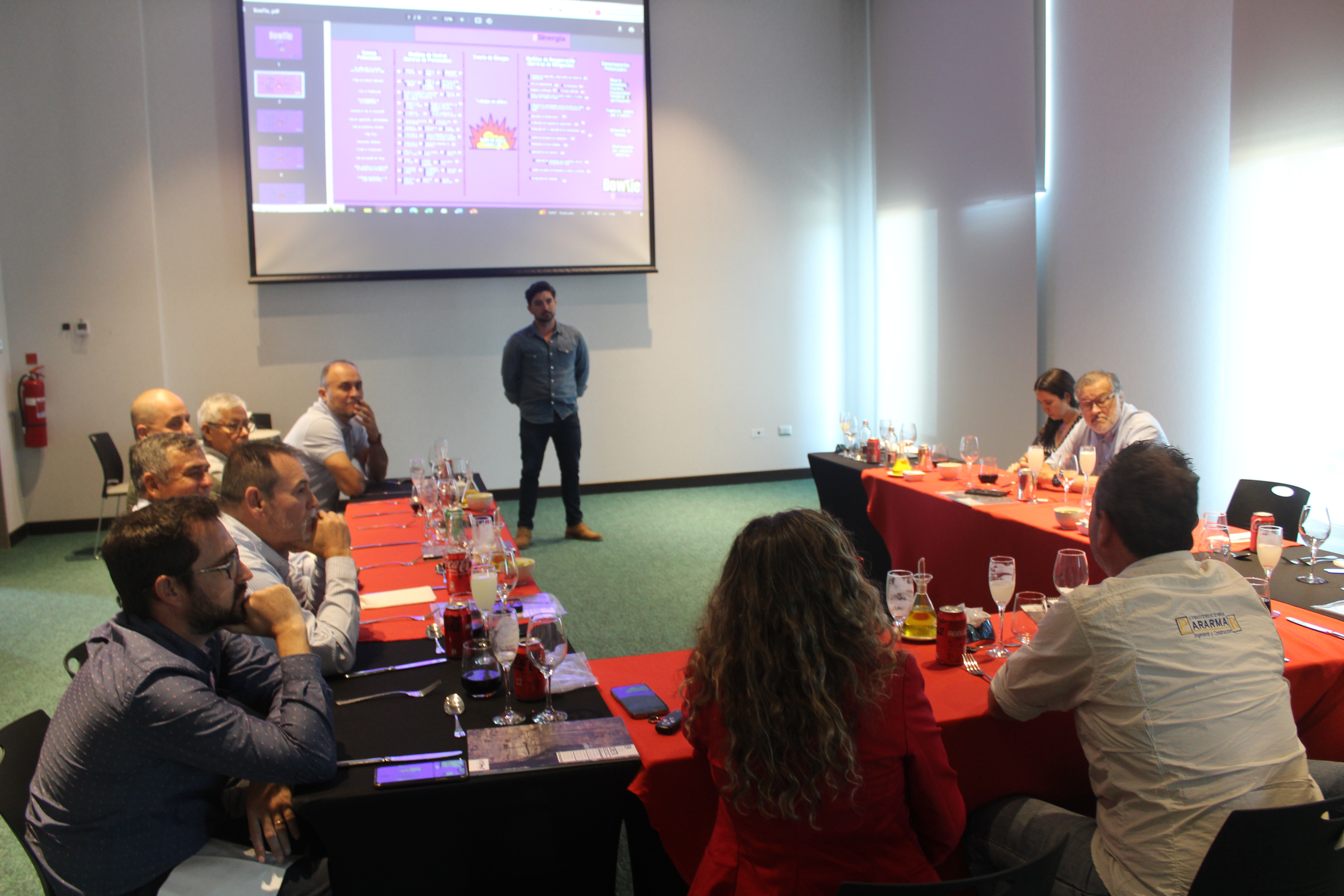 Participantes dialogando en la reunión de elección de presidentes para los comités de la CChC Arica