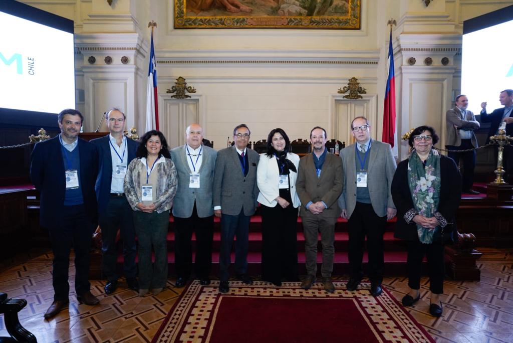 Miembros de la mesa Multigremial, compuesta por diversas asociaciones y la Cámara Chilena de la Construcción, posan durante el Primer Congreso Multigremial