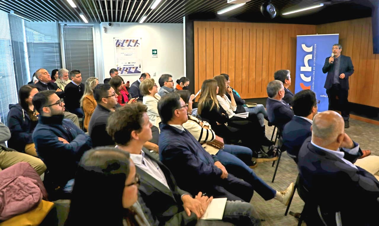 Socios, autoridades, académicos y representantes del gobierno, presencian la exposición en la segunda conferencia del ciclo “Construyendo Región” de la CChC Valparaíso sobre planificación urbana y cambio climático
