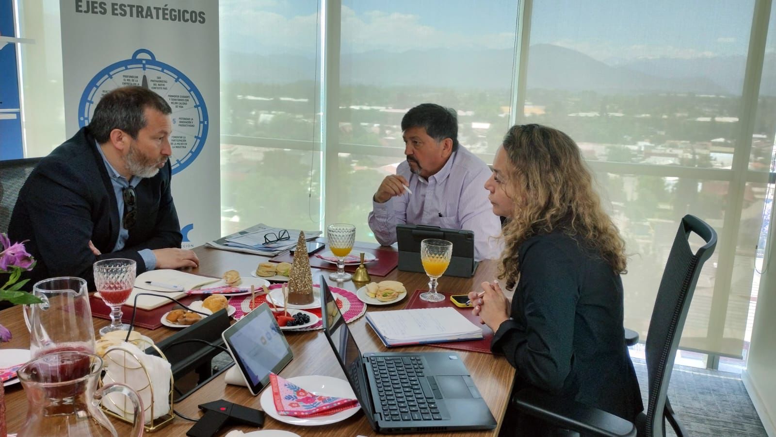 Mesa de trabajo entre el director de CORFO y representantes de la CChC O'Higgins
