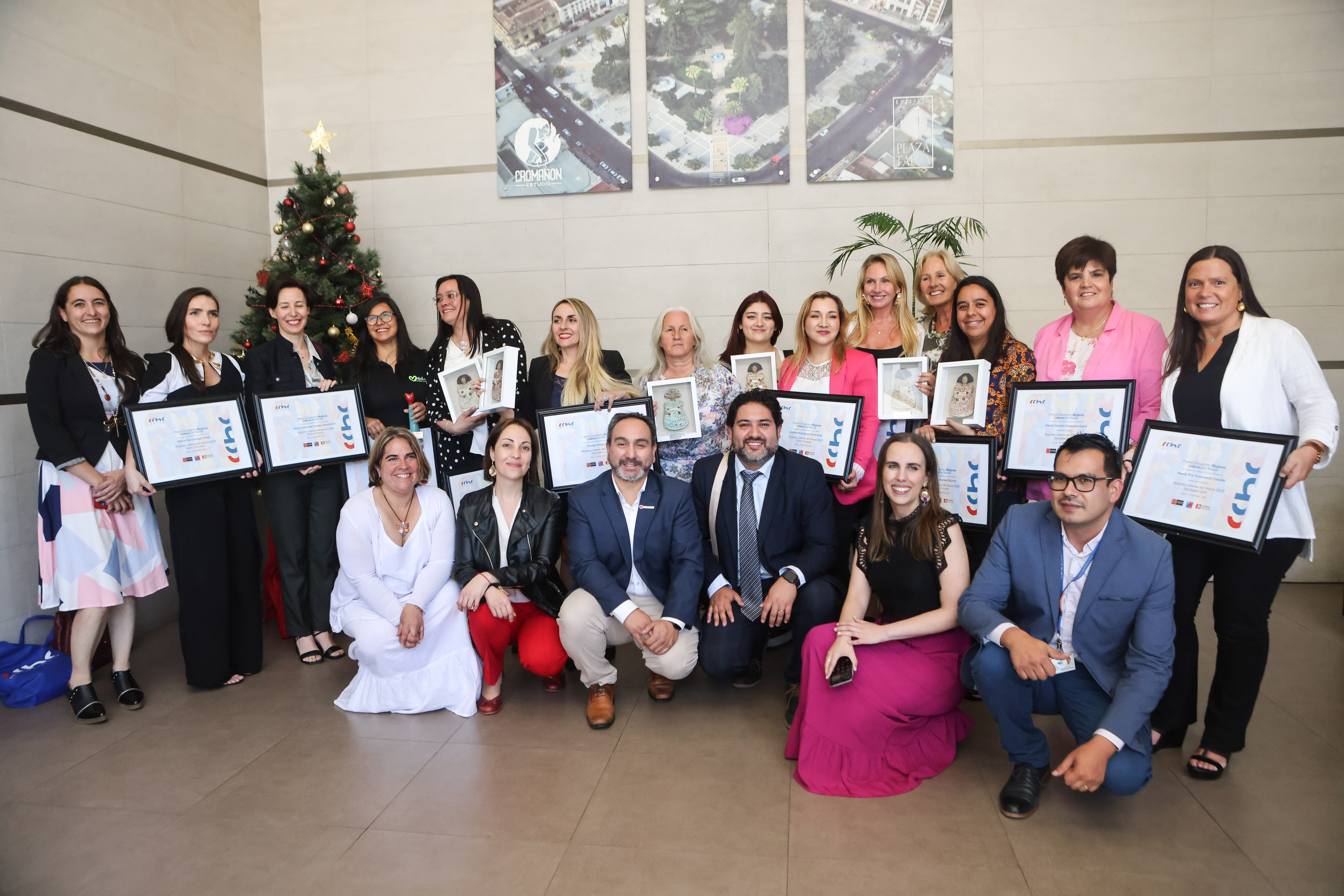 Representantes de la CChC, Seremi de la Mujer y la Universidad Autónoma junto a las líderes del Maule