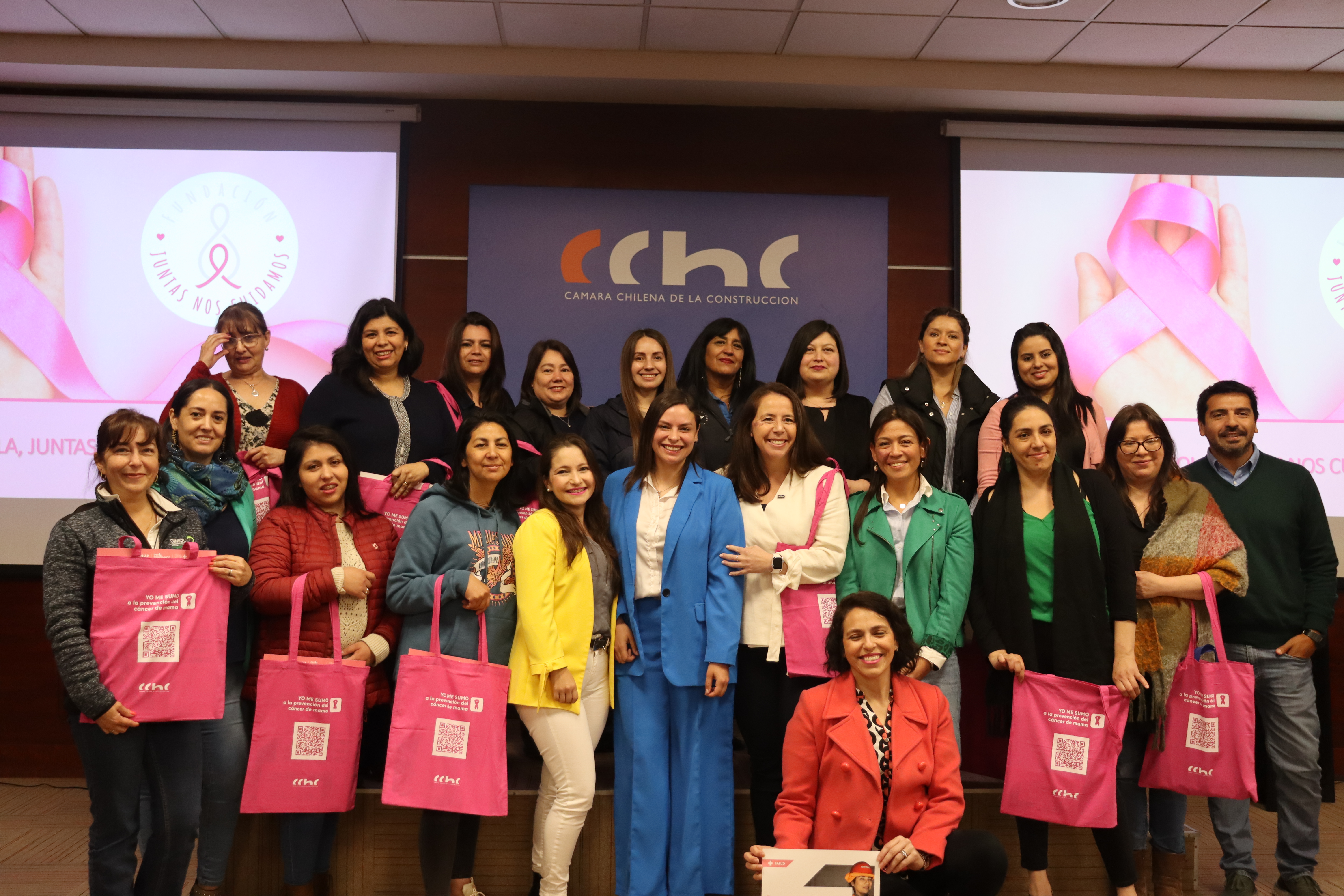 La presidenta de la Comisión de Mujeres de la CChC Araucanía, Daniela Quintana, posando con el equipo del Programa Mujer al final de la campaña