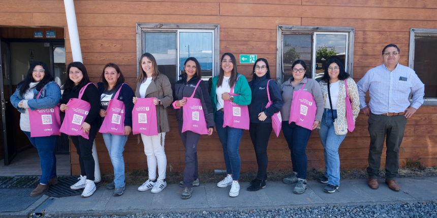 La CChC Ñuble entregó presentes de autocuidado durante el cierre de la campaña de prevención del Cáncer de Mama en la empresa PROM