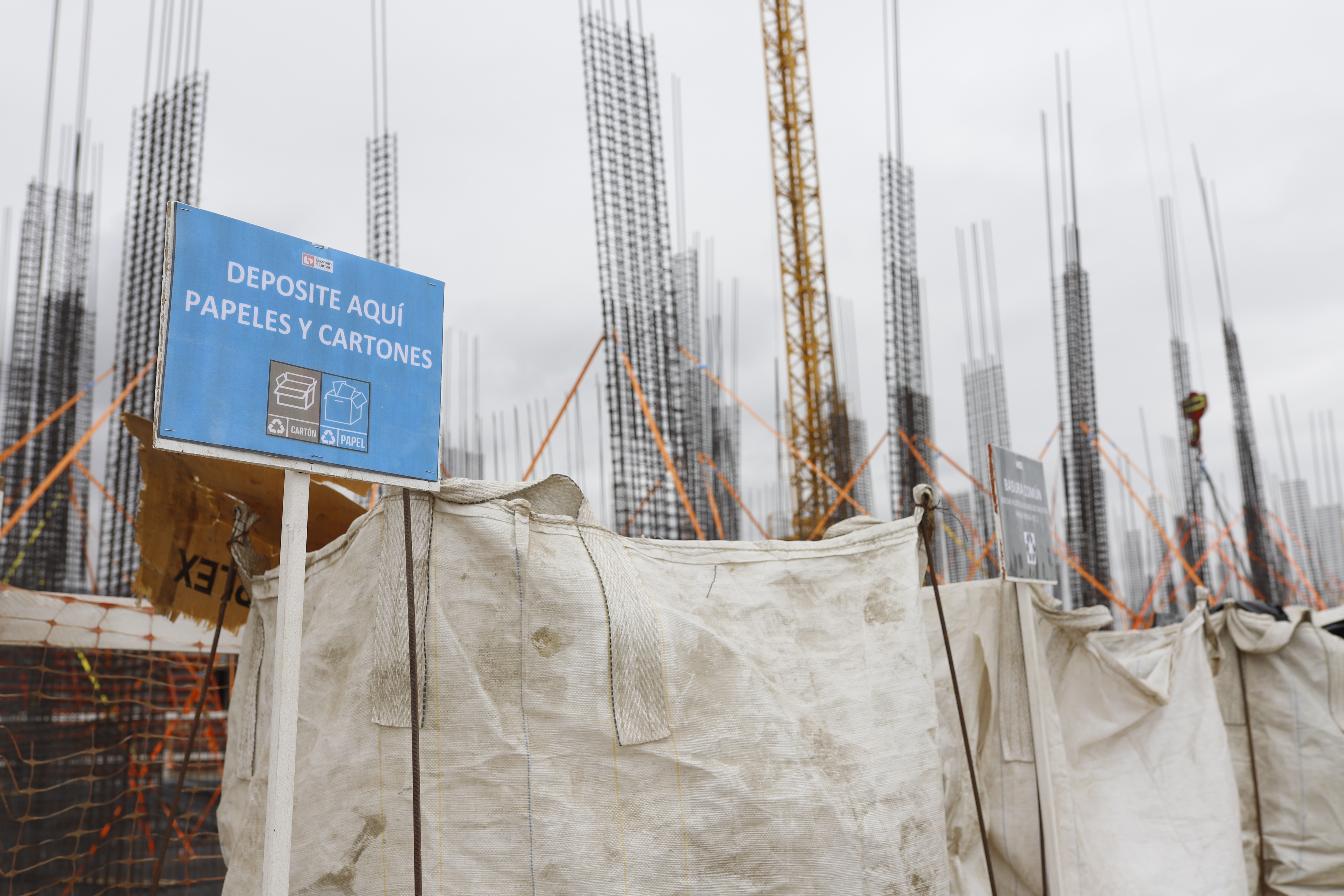 Contenedores de reciclaje de cartón y papel en una obra en construcción de Antofagasta