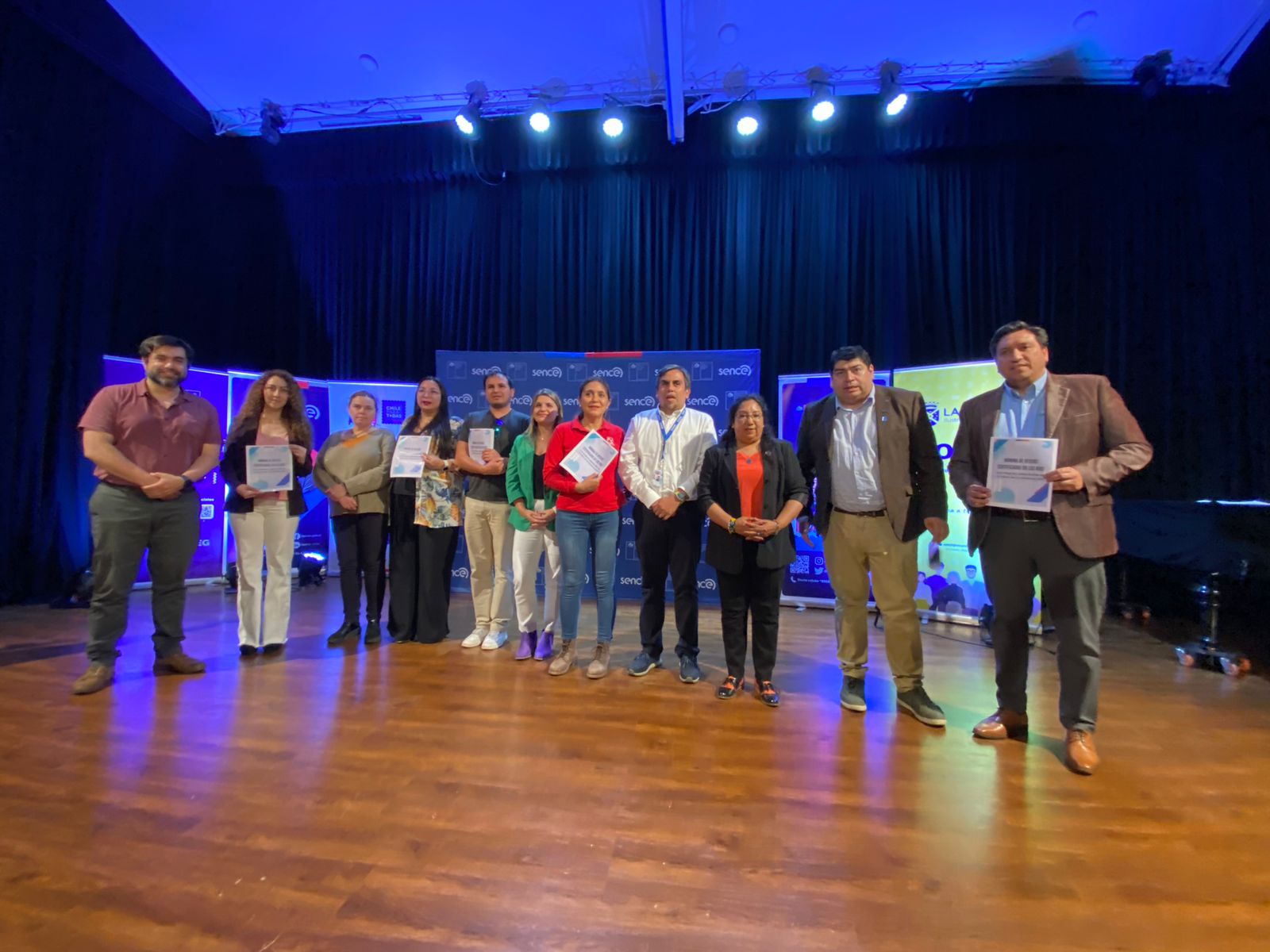Representantes de CChC Valdivia junto a las y los trabajadores en la ceremonia de certificación de 'Maestros y Maestras de la Construcción', iniciativa de Sence