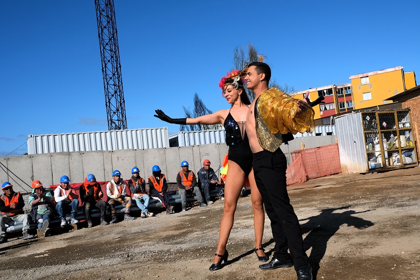 Bailarines realizan presentación en faenas de construcción como parte del proyecto del Área Social CChC y la Corporación Cultural CChC