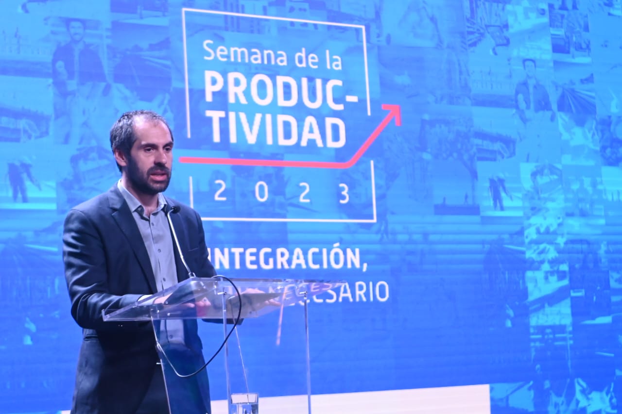 El ministro de Economía, Nicolás Grau, expone durante la Semana de la Productividad de la CChC, 2023