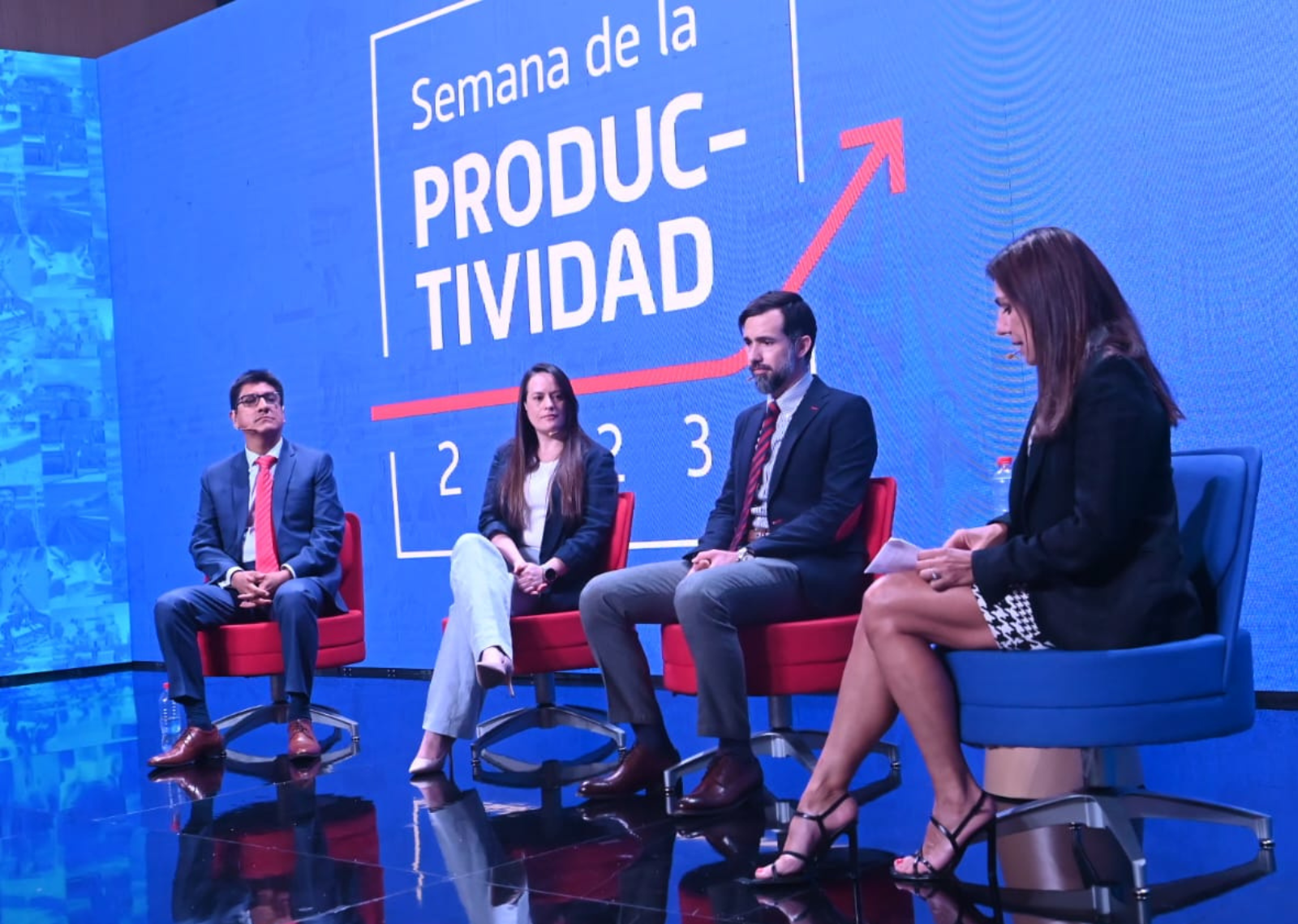 Augusto Gutiérrez y Janen Calle junto a miembros de la CChC y CCI en charla de la Semana de la Productividad 2023