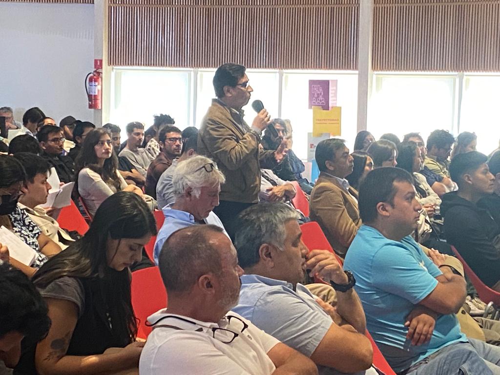 Jorge Pantoja Cárdenas participando en el Seminario Suelo Salino