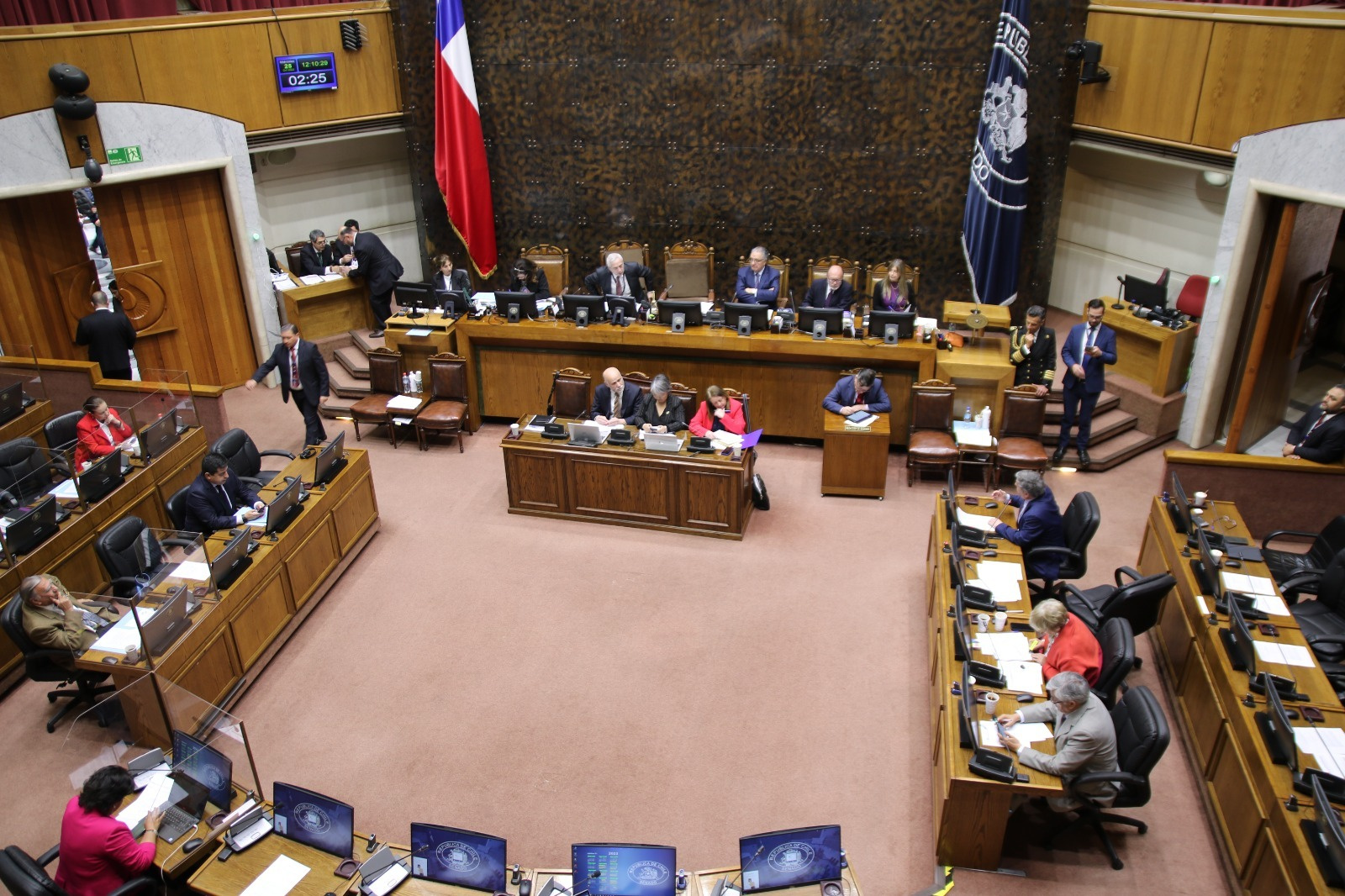 Senadores y senadoras tramitando la Ley de beneficio tributario en la Cámara del Senado