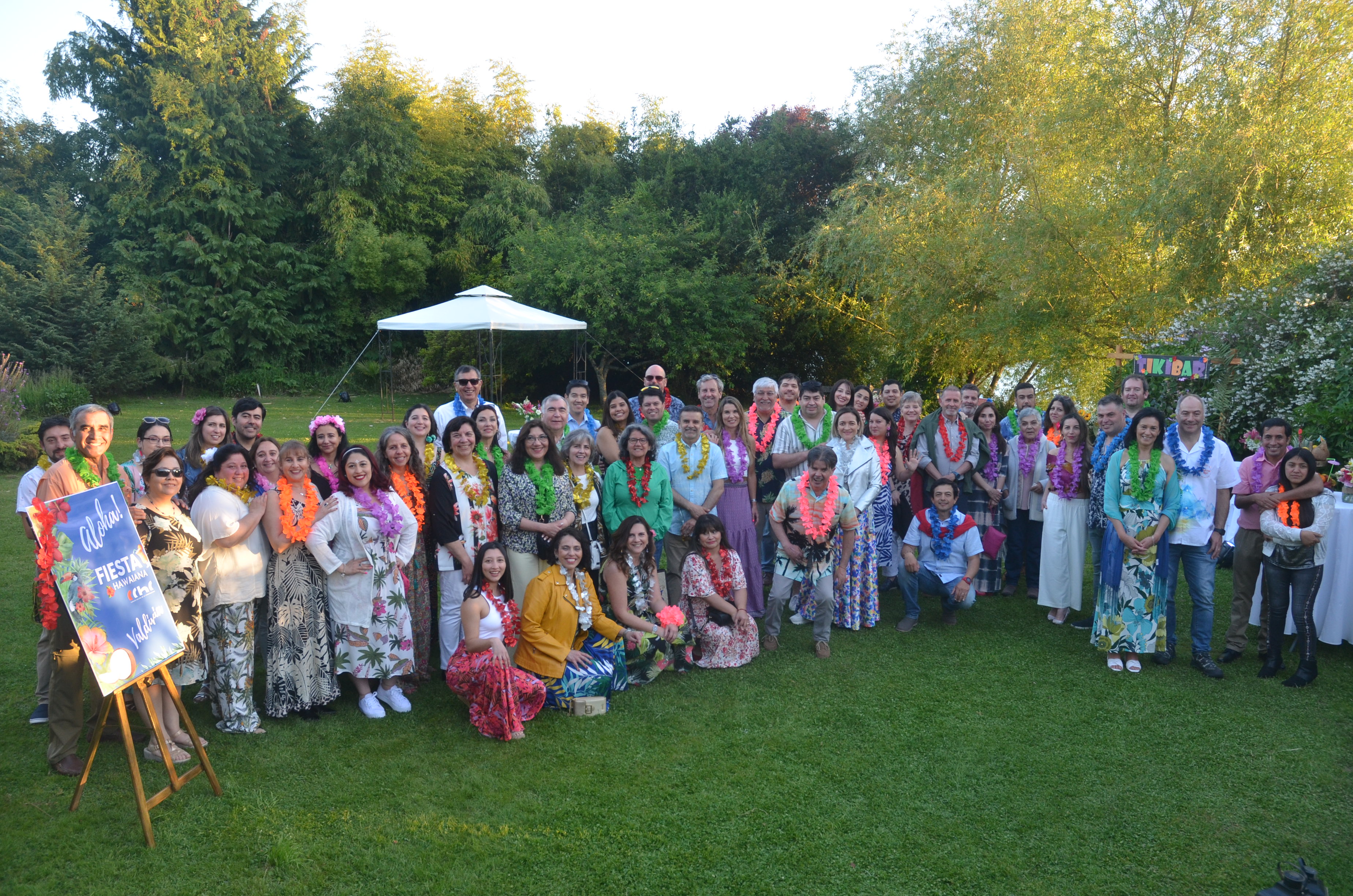 Socios de la CChC Valdivia en fiesta hawaiana