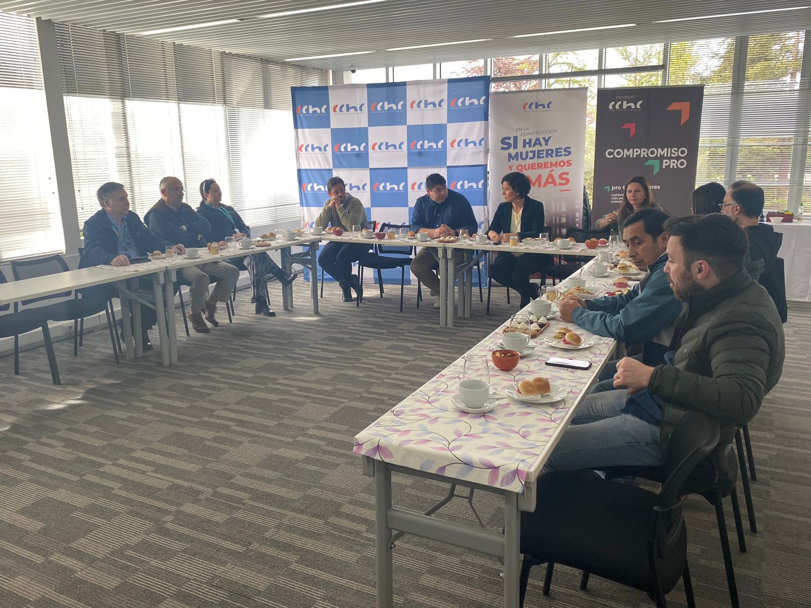 Socias y socios de la CChC Valdivia reunidos con Claudia Hidalgo y José Luis Jiménez, representantes de la Comisión de Productividad de la CChC