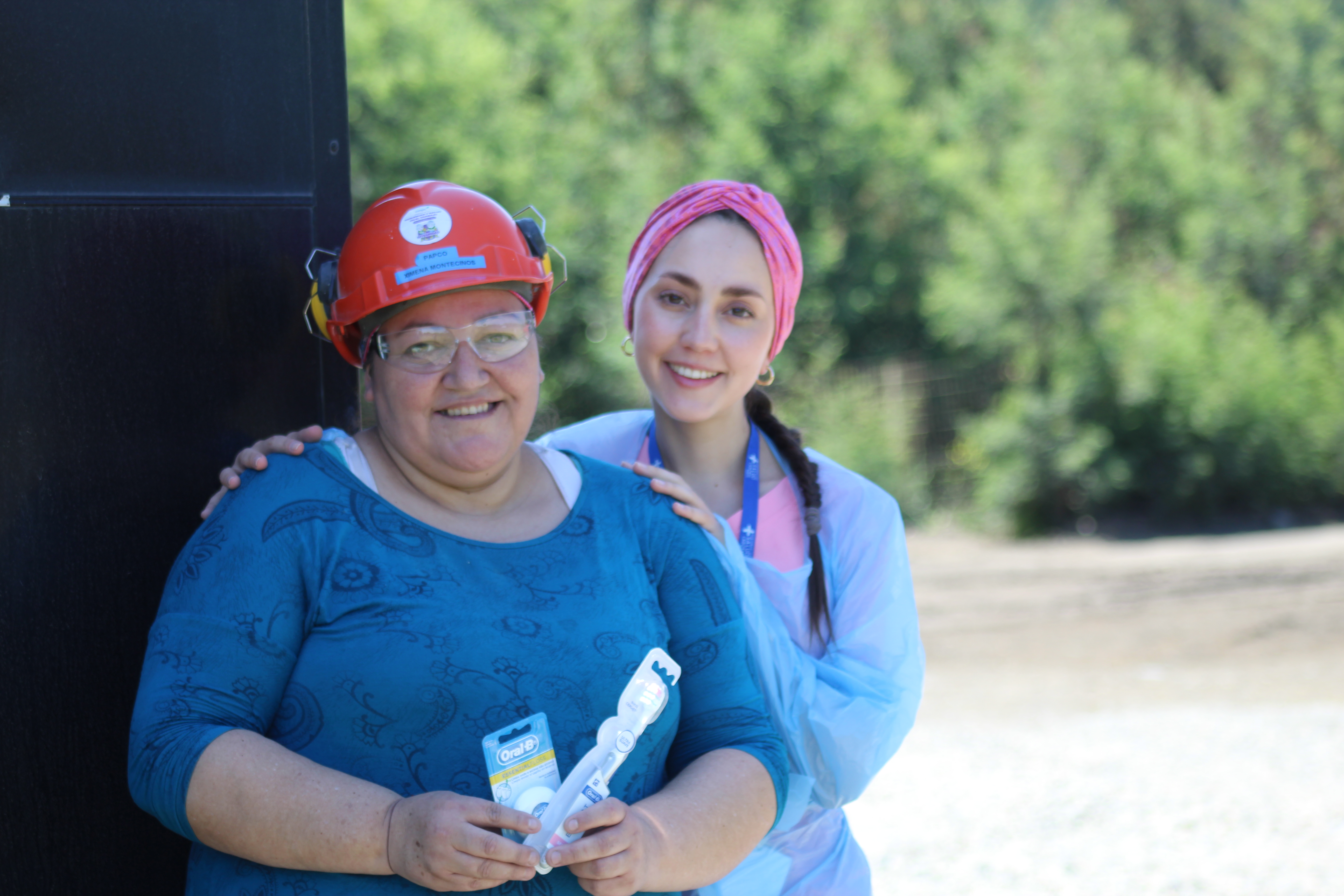 Profesional de la salud dental posa junto a trabajadora asociada