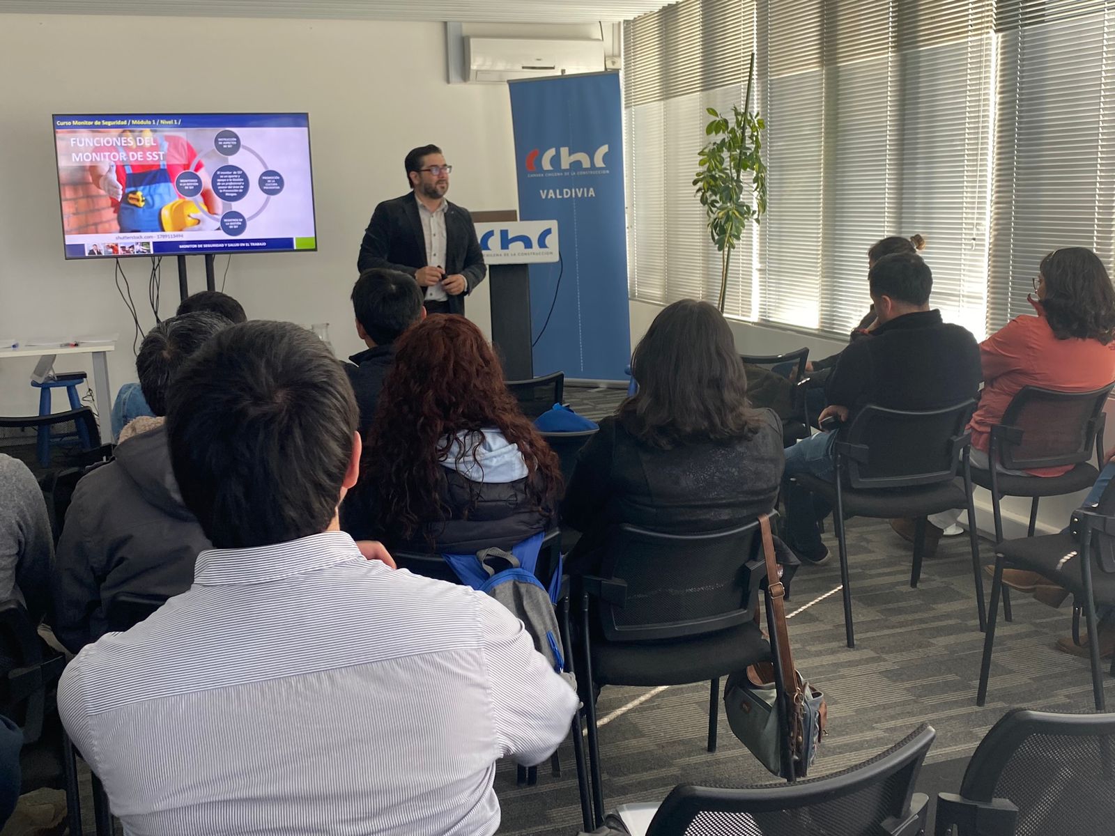 Trabajadores y trabajadoras de empresas socias de la CChC Valdivia en capacitación como monitores de seguridad