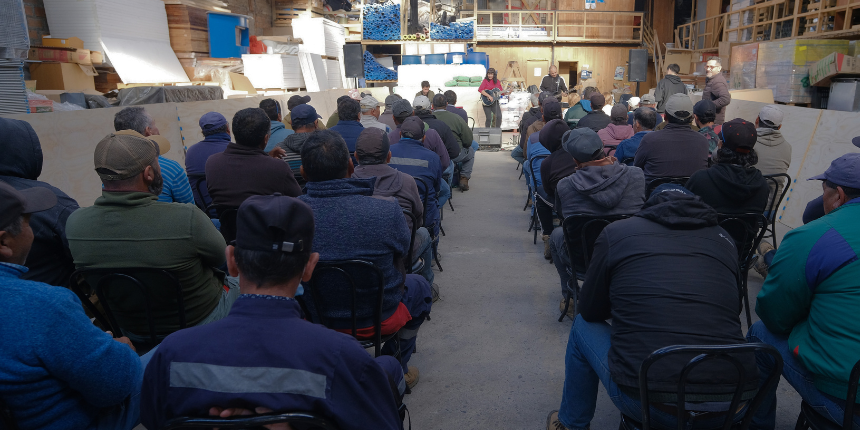 Trabajadores disfrutando de la actuación de Natalia Álvarez 