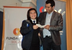 Presidente-CChC-Valdivia-entrega-beca-2-NEWS-WEB-250x175.jpg