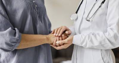 centro-recuperacion-cancer-doctora-sosteniendo-manos-paciente-mayor.jpg